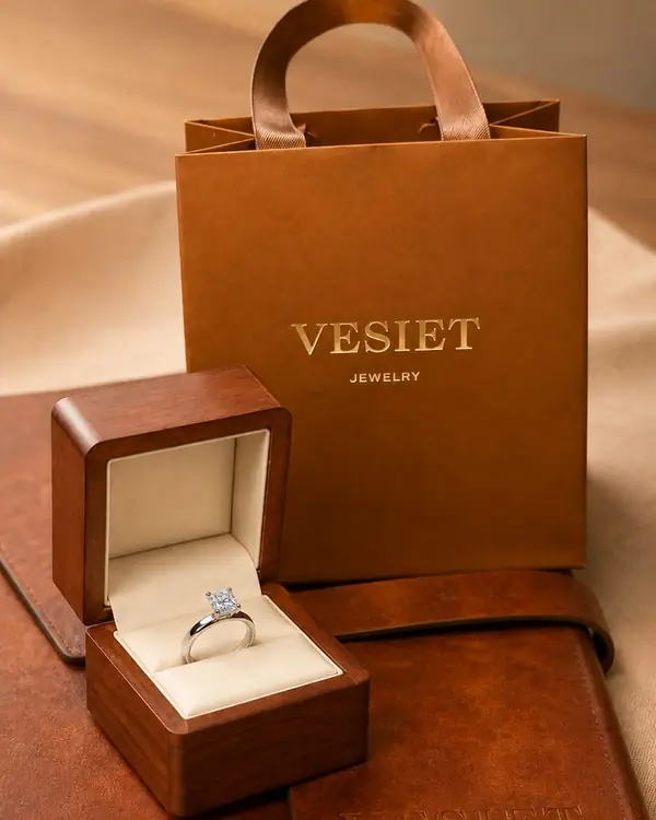 Entrega VESIET: anillo en su caja de madera, bolsa y carpeta VESIET
