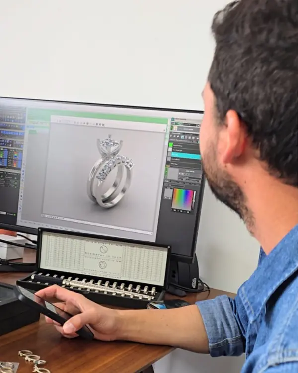 Diseño 3D de un anillo de compromiso en la computadora del taller