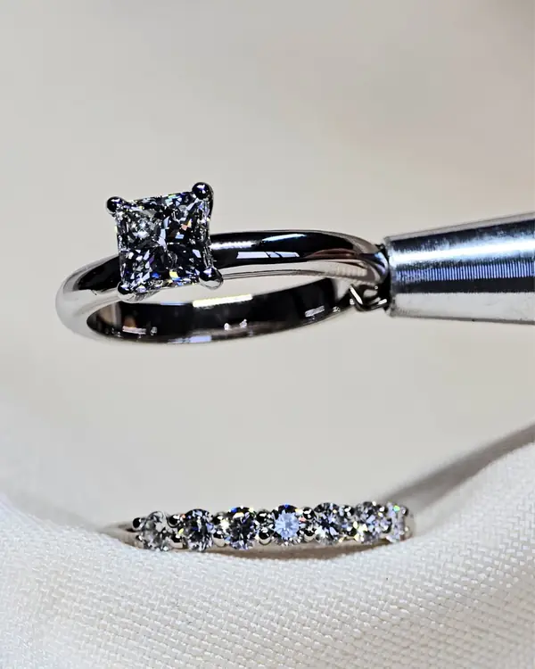 El anillo terminado con diamante princesa junto a su argolla de diamantes